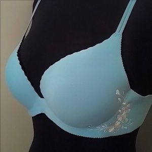 VS Secret Embrace Push Up Bra (NWOT)